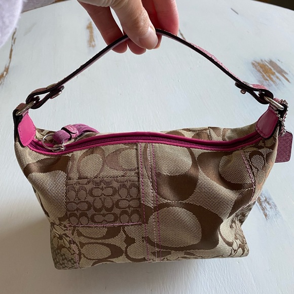 Small clutch size Authentic Coach Purse - Picture 3 of 5